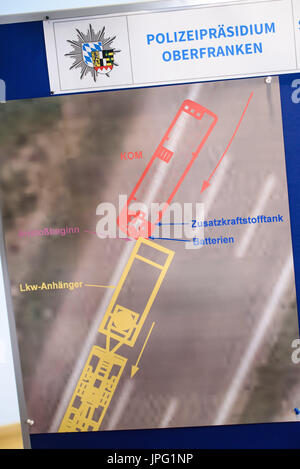 Una fotografia presentata il 02 agosto 2017 durante una conferenza stampa da parte della polizia del traffico e di ispezione per la Procura Hof, Germania, che mostra come le batterie e il serbatoio carburante ausiliario del bus coinvolto in un incidente in autostrada A9 sono stati compressi per l'impatto. La polizia l'ispezione del traffico e il Procuratore della Repubblica ha presentato in Hof i primi risultati delle indagini sul bus incidente sulla autostrada A9 del 03 luglio 2017. Foto: Nicolas Armer/dpa Foto Stock