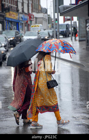 Londra, Regno Unito. 2 agosto, 2017. Heavy Rain in Battersea, Londra nella prima settimana di vacanze scolastiche Credito: JOHNNY ARMSTEAD/Alamy Live News Foto Stock