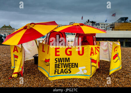 Brighton, Regno Unito. 2 agosto, 2017. Regno Unito Meteo. Bagnini di riparo dalla pioggia sulla spiaggia di Brighton, Brighton East Sussex, Regno Unito. Credito: Concedere Rooney/Alamy Live News Foto Stock