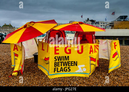 Brighton, Regno Unito. 2 agosto, 2017. Regno Unito Meteo. Bagnini di riparo dalla pioggia sulla spiaggia di Brighton, Brighton East Sussex, Regno Unito. Credito: Concedere Rooney/Alamy Live News Foto Stock