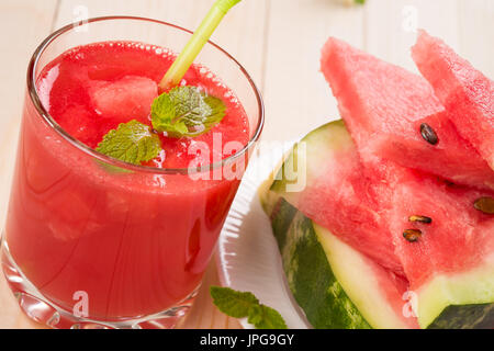 Anguria freschi succhi di frutta con pezzi di frutta Foto Stock