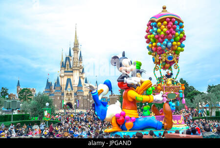 CHIBA, Giappone: turisti godere la sfilata diurna nella parte anteriore del Castello di Cenerentola al Tokyo Disneyland Foto Stock