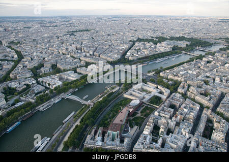 Vista a nord-est di Parigi dalla Torre Eiffel nella luce della sera e impostazione di sun. Foto Stock