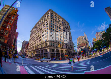 NEW YORK, Stati Uniti d'America - 22 giugno 2017: persone non identificate di passeggiate nella bella città di New York con grattacieli e splendidi edifici di New York City, effetto fish-eye Foto Stock