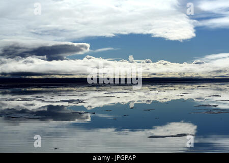 Glassy mare calmo della baia di Baffin nel circolo polare artico dando una bella riflessione di cielo, visto da un expedition nave Foto Stock