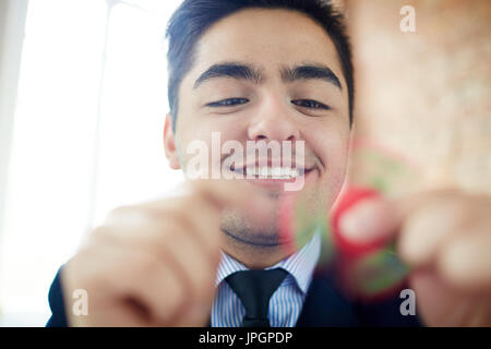 Happy businessman con spinner alleviare lo stress Foto Stock