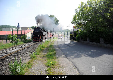 99 7238-1 testine a Wernigerode - Vertice Brocken treno lungo Kirchstrasse a Wernigerode, Harzer Schmalspurbahnen. Foto Stock