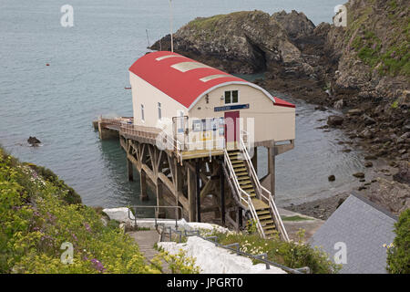 Vecchia scialuppa di salvataggio stazioni Justian St Pemborkeshire del Galles REGNO UNITO Foto Stock