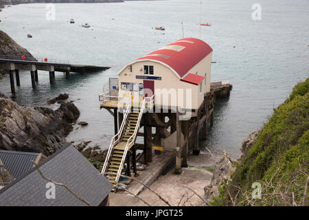 Vecchia scialuppa di salvataggio stazioni Justian St Pemborkeshire del Galles REGNO UNITO Foto Stock