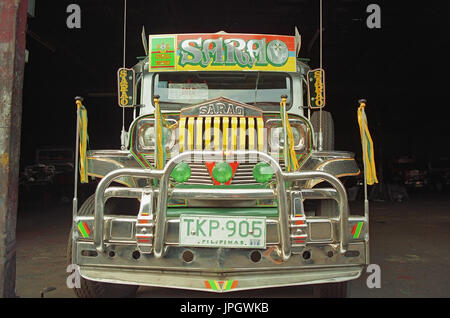 Un jeepney personalizzati in jeepney Sarao fabbrica, Las Piñas, Manila, Filippine Foto Stock