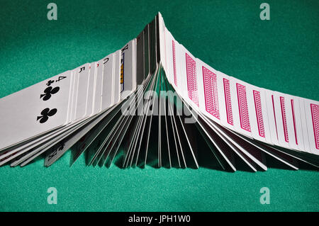 Per giocare a poker girando le carte a faccia in su in sequenza come effetto domino. Casino e Carta Magia manovra Foto Stock