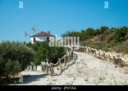 Vecchio mulino trasformato in greco tradizionale ristorante a Monolithos, Rodi, Grecia Foto Stock
