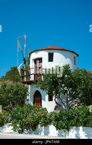 Vecchio mulino trasformato in greco tradizionale ristorante a Monolithos, Rodi, Grecia Foto Stock