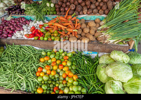 Misto di verdure fresche a un mercato nelle Filippine. Foto Stock