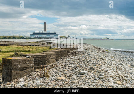 Aberthaw Power Station e Anti difese serbatoio Galles del Sud Foto Stock