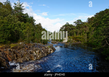 Fiume Affric, Riserva Naturale Nazionale Glen Affric, Highlands, Northwest Highlands, Scotland, Regno Unito Foto Stock