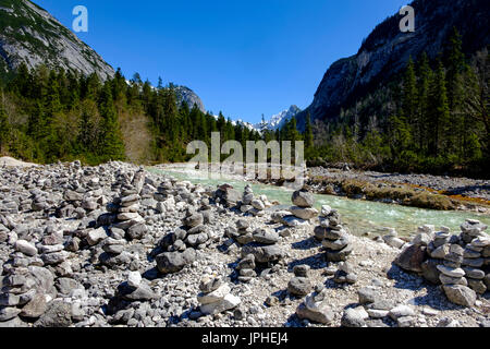 Cairns sull'Isar, Hinterau valley, superiore Isar, Isar Valley vicino a Scharnitz, montagne Karwendel, Tirolo Austria Foto Stock