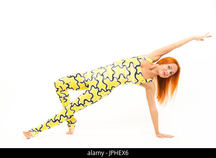 Sporty giovane donna fare yoga asana Foto Stock