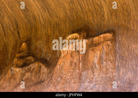 Grotta di wave rock formazione a Uluru aka Ayers rock, Territorio del Nord, l'Australia. Foto Stock