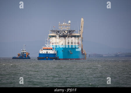 Il cavo laici, nave Maersk connettore, installando il Walney 3 cavo di esportazione. La fattoria eolica diventerà parte del del parco eolico offshore più grande del mondo e si trova al largo della costa della Cumbria, Regno Unito Foto Stock