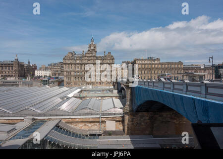 The Balmoral Hotel visto dalla Città Vecchia Edimburgo, attraverso il tetto della stazione di Waverley Scozia, parte del Rocco Forte Hotels Group Foto Stock