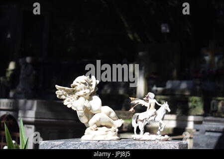 Angel figurine su un oggetto contrassegnato per la rimozione definitiva nel cimitero monumentale di Staglieno, Genova, Italia Foto Stock