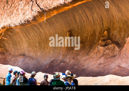 Grotta di wave rock formazione a Uluru aka Ayers rock, Territorio del Nord, l'Australia. Foto Stock