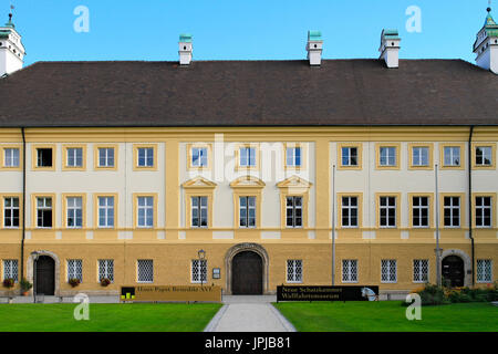 Cappella Square, Papa Benedetto XVI. Casa, nuovo tesoro e museo del pellegrinaggio, Altoetting, Baviera, Germania, Europa Foto Stock