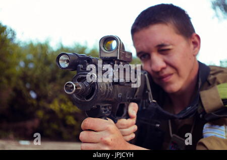 Beer Sheva,ISRAELE-maggio 11,2016: soldato israeliano con un fucile durante il corso di formazione Foto Stock