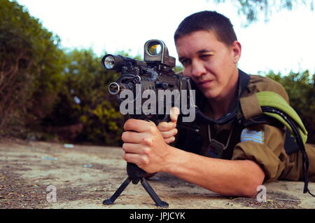 Beer Sheva,ISRAELE-maggio 11,2016: soldato israeliano con un fucile durante il corso di formazione Foto Stock