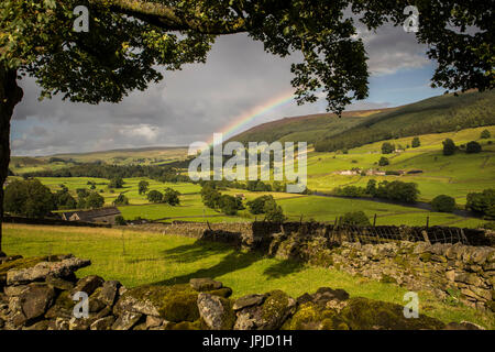 Rainbow su Simons sedile in Wharfedale, North Yorkshire, Regno Unito Foto Stock