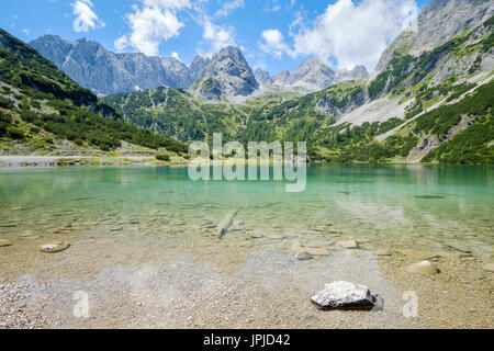 Seebensee davanti il Mieminger Mountain Range, Ehrwald, Tirolo, Austria Foto Stock