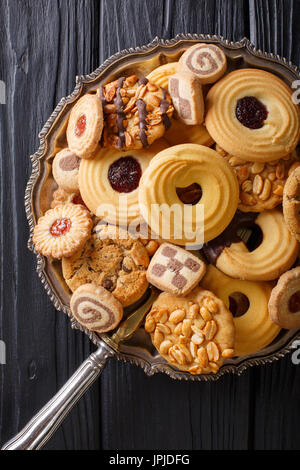 Mix di biscotto con vari ripieni su una piastra close up, verticale vista da sopra Foto Stock