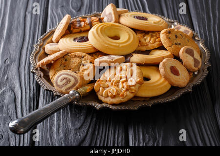 Pane appena sfornato mix di biscotti di close-up su una piastra su un piano orizzontale. Foto Stock