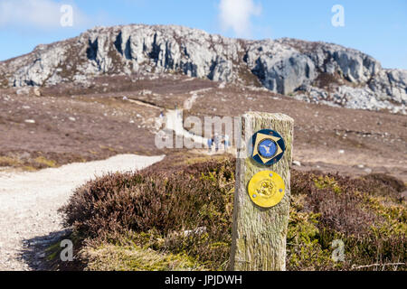 Isola di Anglesey sentiero costiero e Cybi circolare a piedi segni bilingue su un sentiero pubblico intorno a Holyhead Mountain. Anglesey Wales UK Gran Bretagna Foto Stock