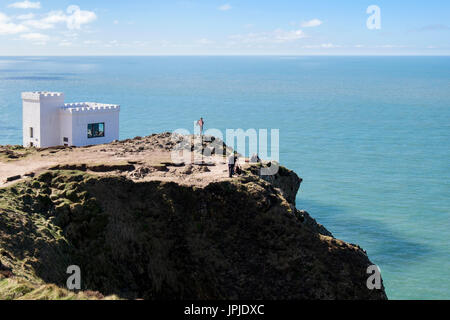 Gli amanti del birdwatching sulle scogliere sul mare da Ellin's Tower RSPB Information Center nel sud scogliere pila di riserva. Isola di Anglesey North Wales UK Foto Stock