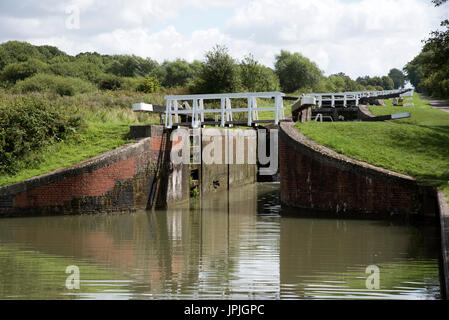 La serratura inferiore con porte aperte del Caen Volo di blocchi sul Kennet & Avon Canal a Devizes Wiltshire, Inghilterra REGNO UNITO Foto Stock