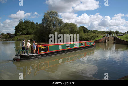 Narrowboat immettendo la serratura inferiore della Caen Volo di blocchi sul Kennet & Avon Canal a Devizes WILTSHIRE REGNO UNITO Foto Stock