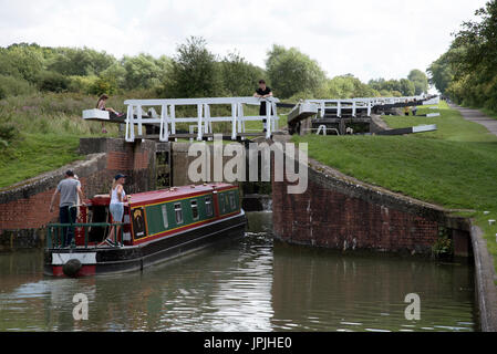 Narrowboat immettendo la serratura inferiore della Caen Volo di blocchi sul Kennet & Avon Canal a Devizes WILTSHIRE REGNO UNITO Foto Stock