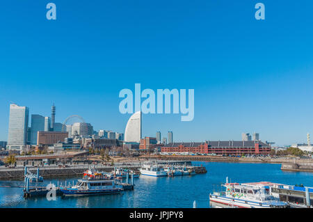 Yokohama, Giappone - Gennaio 4,2013:La futuristica Yokohama Landmark Tower e la ruota panoramica Ferris della Yokohama Cosmo World theme park. Foto Stock