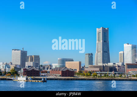 Yokohama, Giappone - Novembre 23,2013:Cityscape vista di Minato Mirai 21 edifici da Osanbashi Pier. Minato Mirai 21 è una località area urbana nel centro Foto Stock