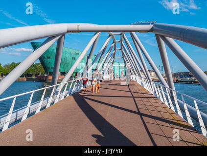 Ponte pedonale al Science Museum di Amsterdam - Amsterdam - Olanda 2017 Foto Stock