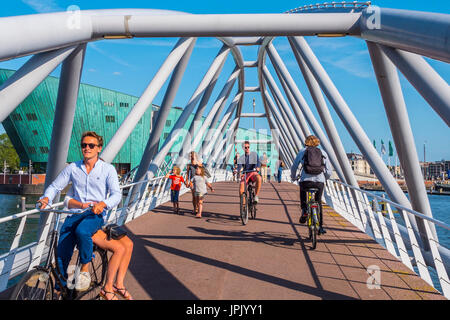 Ponte pedonale al Science Museum di Amsterdam - Amsterdam - Olanda 2017 Foto Stock