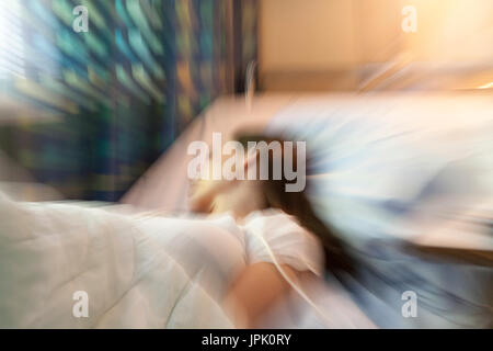 Zoom effetto sfocatura del malato donna su flebo iv in ospedale modello di rilascio: Sì. Proprietà di rilascio: No. Foto Stock