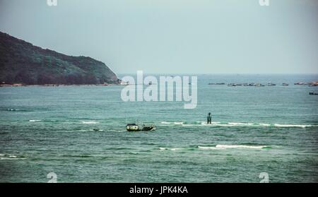 Lingshui, pescatori villaggio galleggiante, Nanwan Monkey Island e transoceanico teleferica come sfondo, Foto Stock