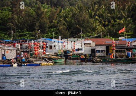 Lingshui, pescatori villaggio galleggiante, Nanwan Monkey Island e transoceanico teleferica come sfondo, Foto Stock