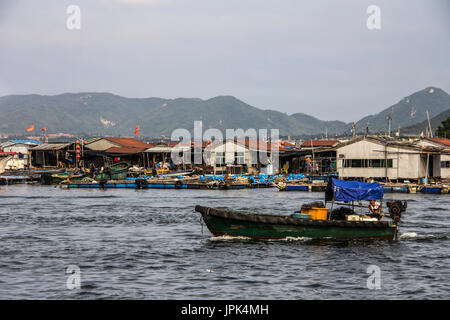 Lingshui, pescatori villaggio galleggiante, Nanwan Monkey Island e transoceanico teleferica come sfondo, Foto Stock