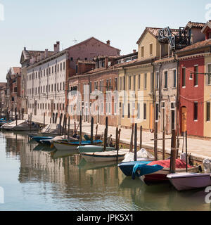 Un tranquillo lato canale scena dal meno affollata, sobborghi periferici di Venezia sull'Isola della Giudecca. Foto Stock