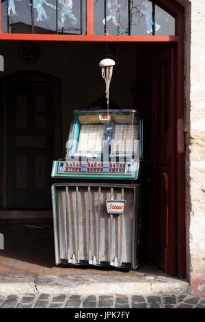 Un 1950 jukebox in un Mediterraneo bar Foto Stock