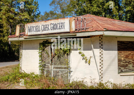 Chiuse e abbandonate mitchell creek drogheria edificio rurale in Alabama, riflettendo il cambiamento dei tempi per una più uno stile di vita urbano. Foto Stock